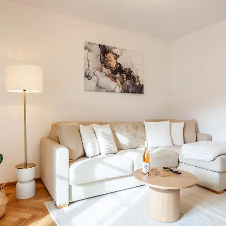 Mit Balkon & Parkplatz Im Zentrum *